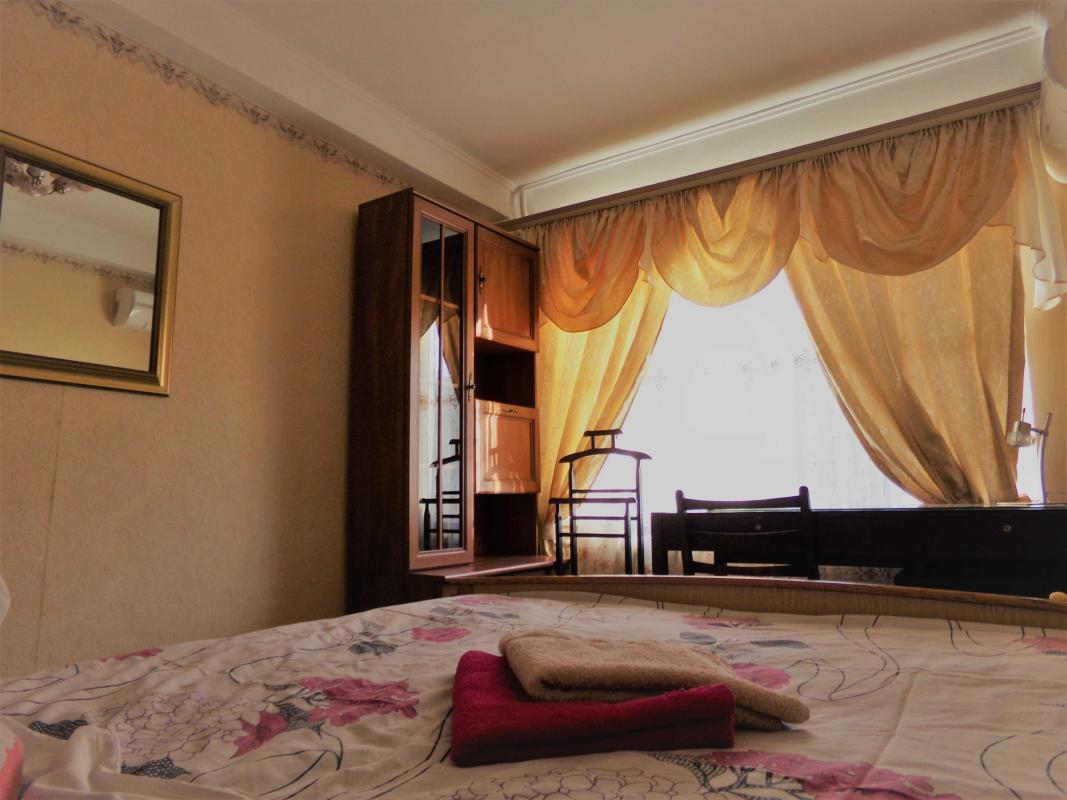 Long term rent 4 bedroom-(s) apartment Lesi Ukrainky Boulevard 9