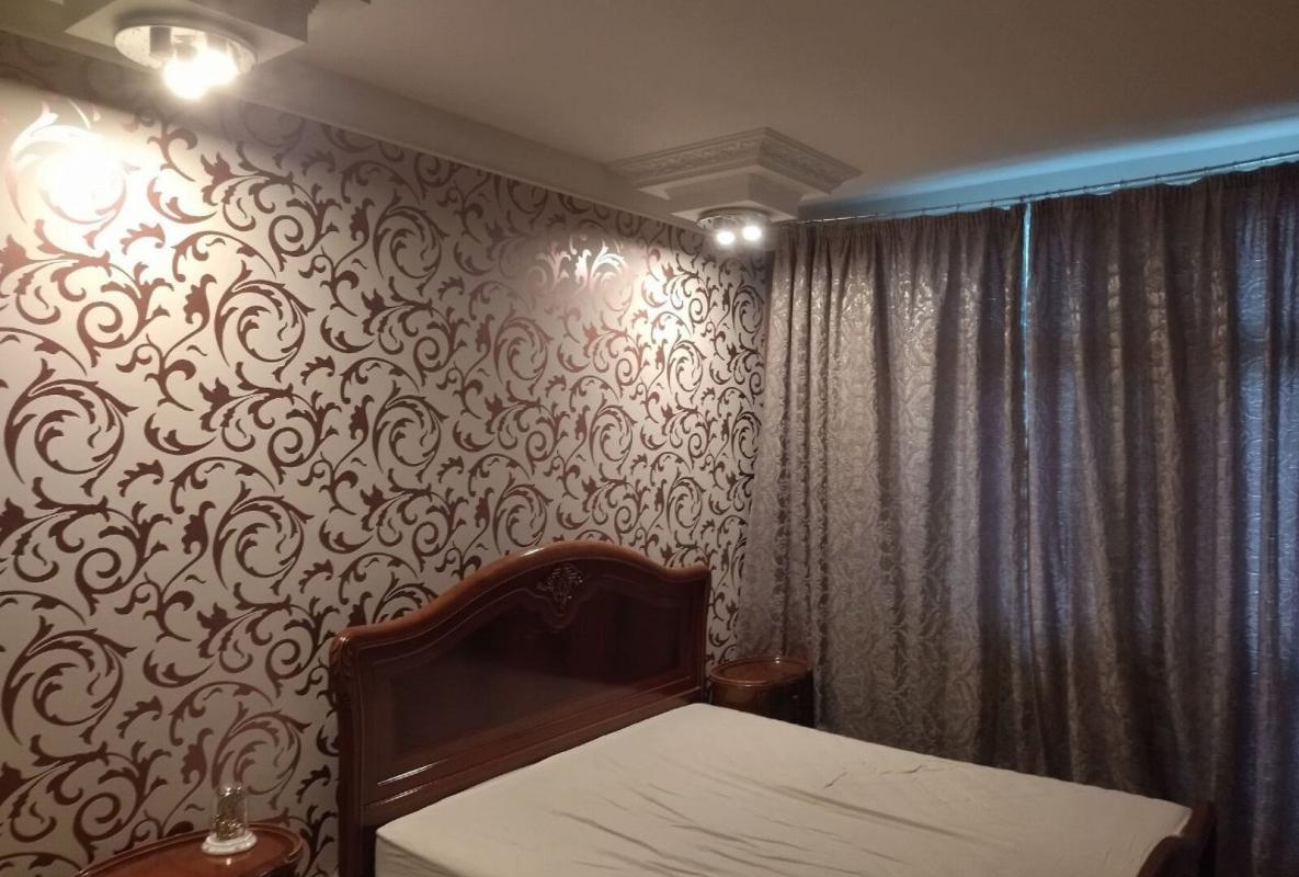Продаж 3 кімнатної квартири 125 кв. м, Микільсько-Слобідська вул. 1а
