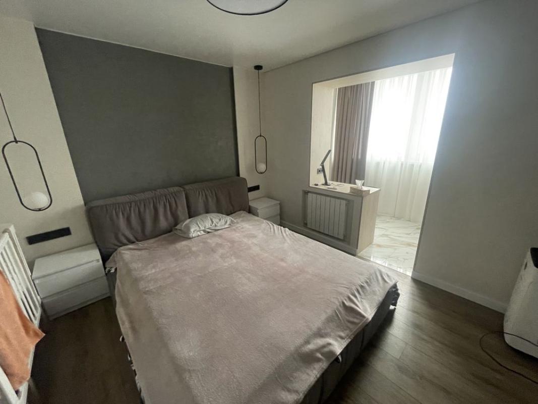 Long term rent 2 bedroom-(s) apartment Oleksandra Dovzhenka Street 16