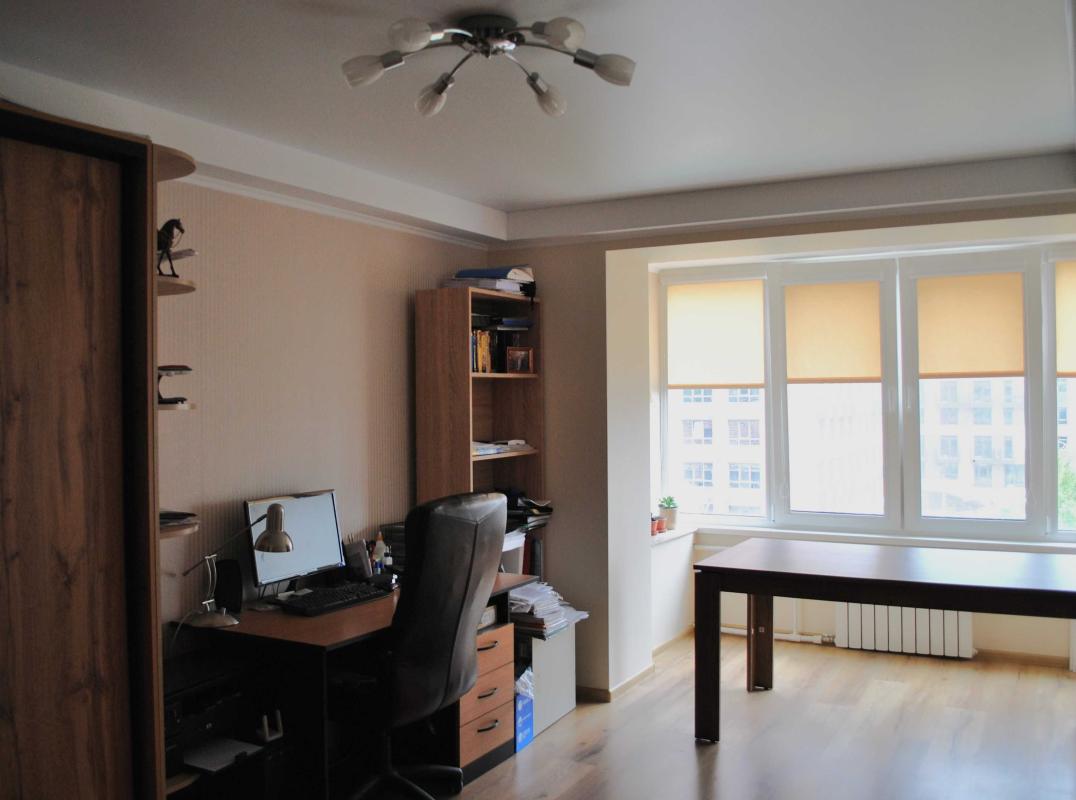 Продаж 4 кімнатної квартири 93 кв. м, Вавілових вул. 13а