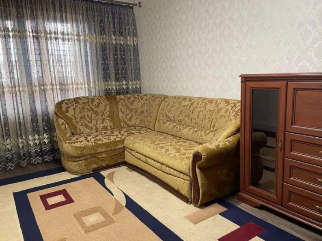 Long term rent 3 bedroom-(s) apartment Mashynobudivna Street 21а