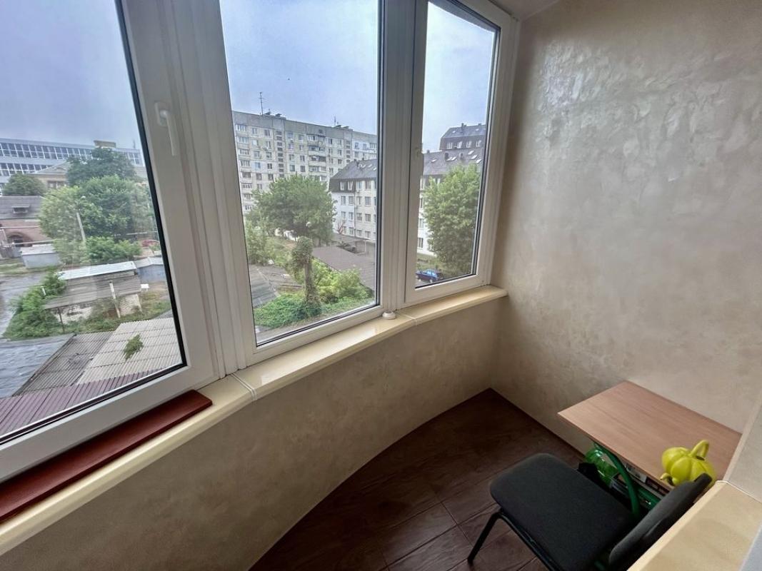 Long term rent 3 bedroom-(s) apartment Losivskyi Lane 4