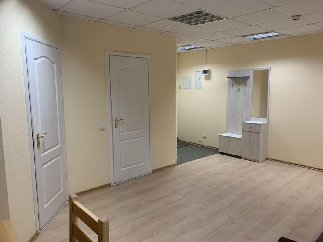 Long term rent 3 bedroom-(s) apartment Naberezhno-Khreschatytska Street 3а
