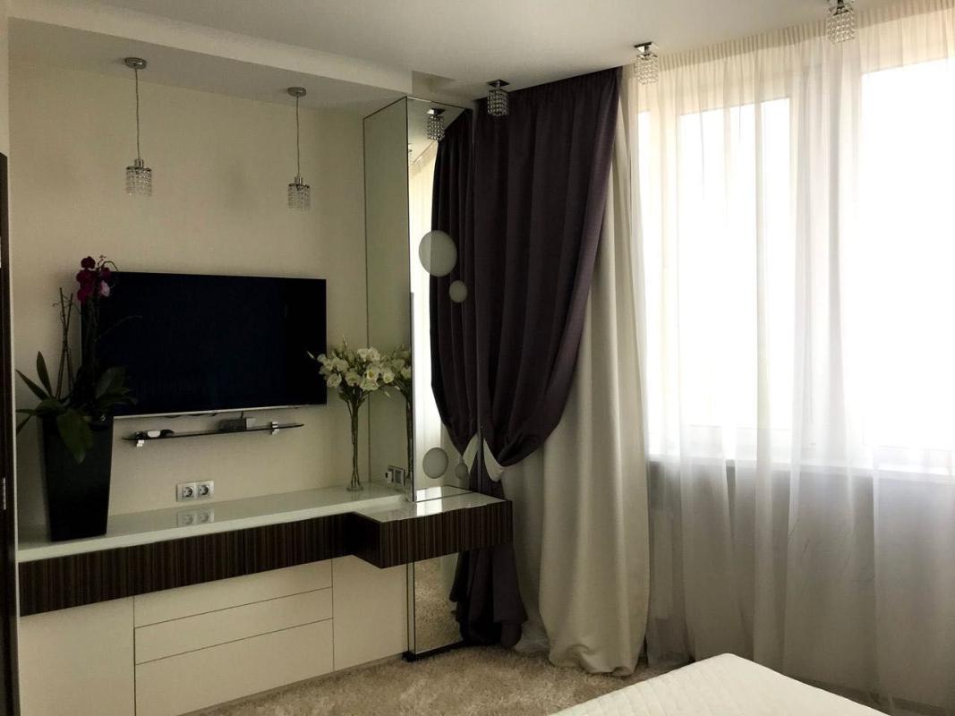 Long term rent 3 bedroom-(s) apartment Olimpiyska Street 10б