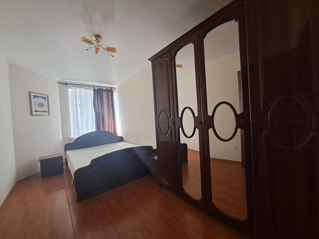 Long term rent 3 bedroom-(s) apartment Luchakivskoho Street 3