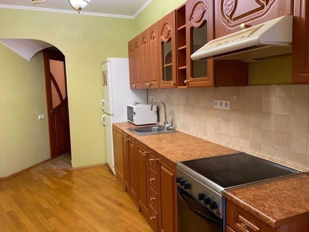 Long term rent 4 bedroom-(s) apartment Lesi Ukrainky Boulevard 21А