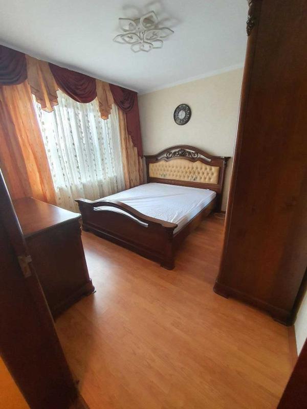 Long term rent 3 bedroom-(s) apartment Pivnichna Street 54