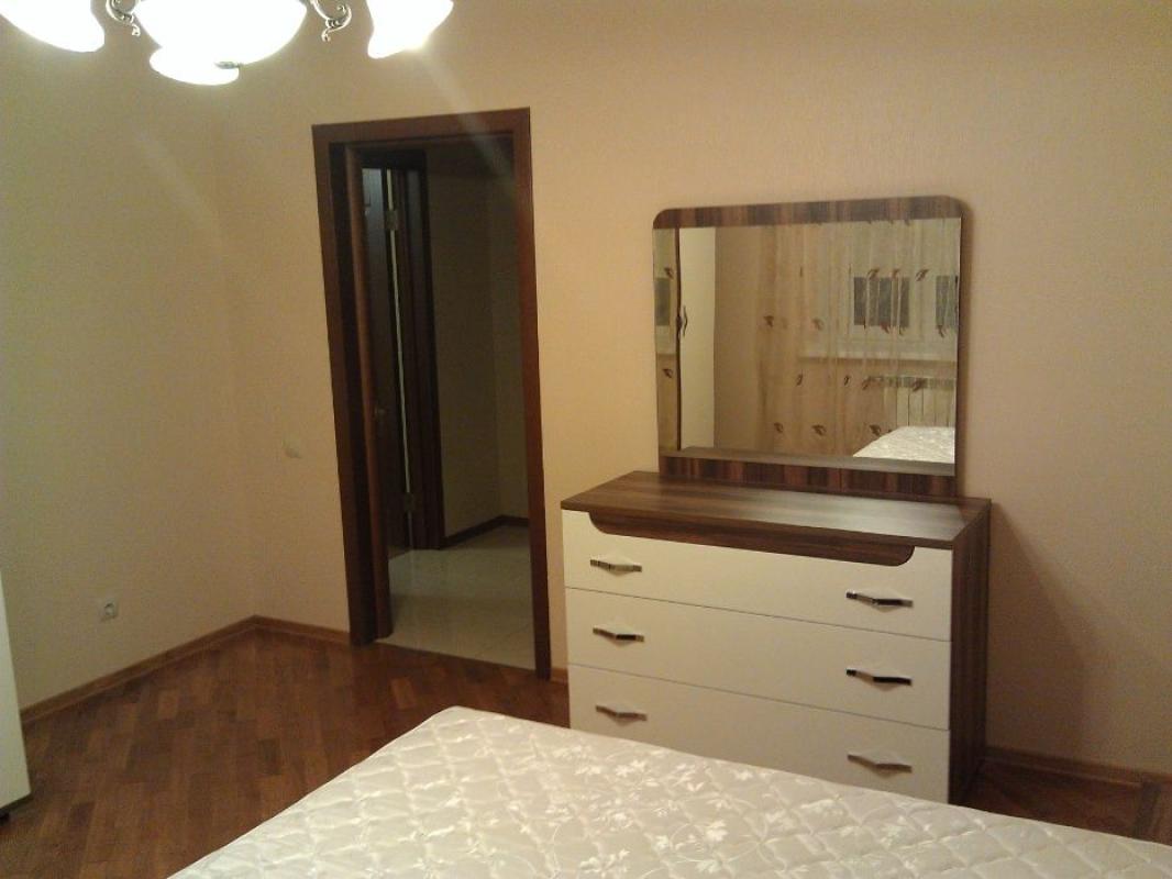 Long term rent 3 bedroom-(s) apartment Nizhynska Street 5