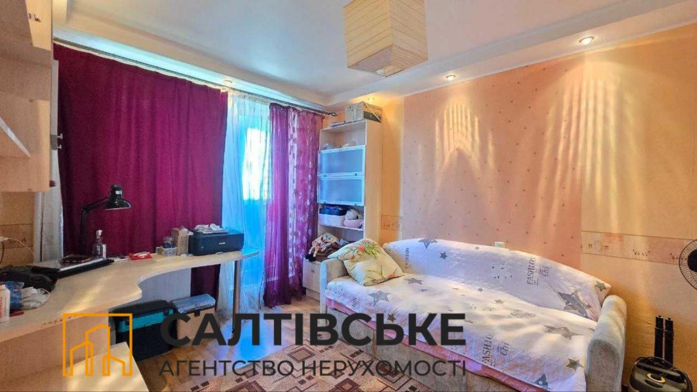 Продаж 3 кімнатної квартири 65 кв. м, Єнакіевская вул. 30