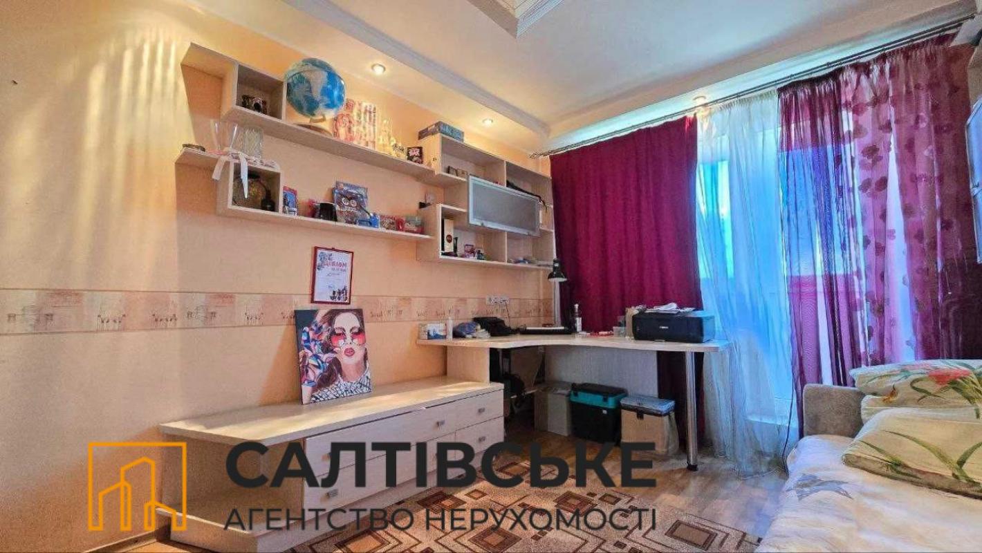 Продажа 3 комнатной квартиры 65 кв. м, Енакиевская ул. 30
