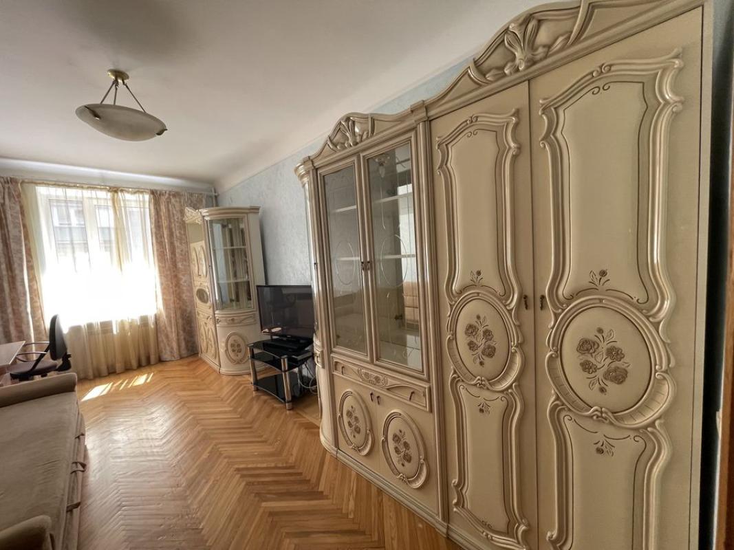 Long term rent 3 bedroom-(s) apartment Klovskyi Descent 11