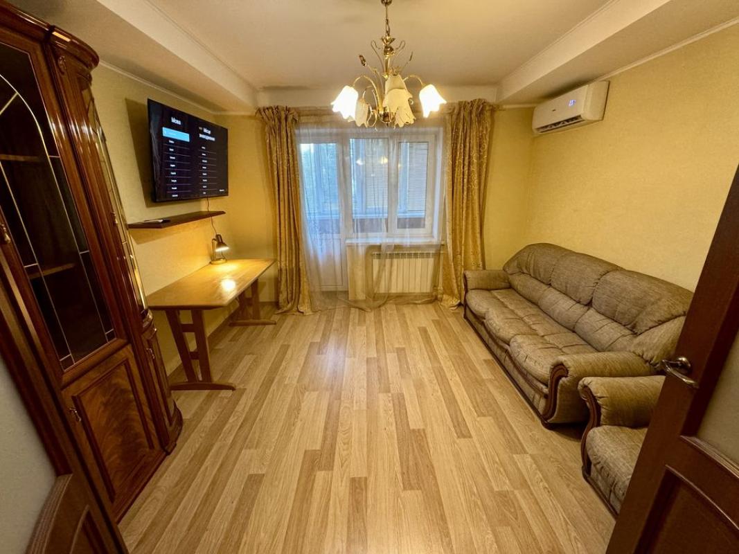 Long term rent 3 bedroom-(s) apartment Mykhaila Zadniprovskoho Street 28а