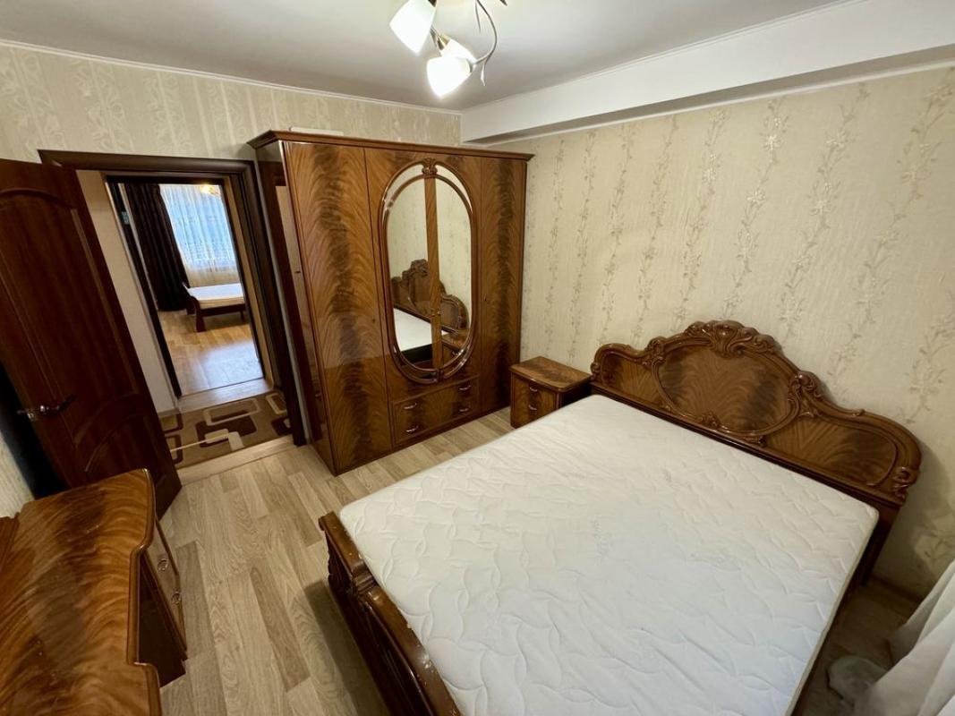 Long term rent 3 bedroom-(s) apartment Mykhaila Zadniprovskoho Street 28а