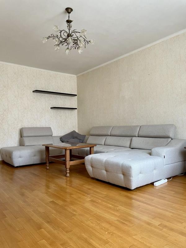 Long term rent 3 bedroom-(s) apartment Valeriia Lobanovskoho Avenue (Chervonozorianyi Avenue) 126г