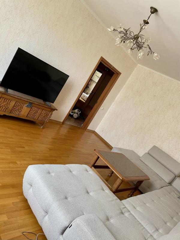 Long term rent 3 bedroom-(s) apartment Valeriia Lobanovskoho Avenue (Chervonozorianyi Avenue) 126г