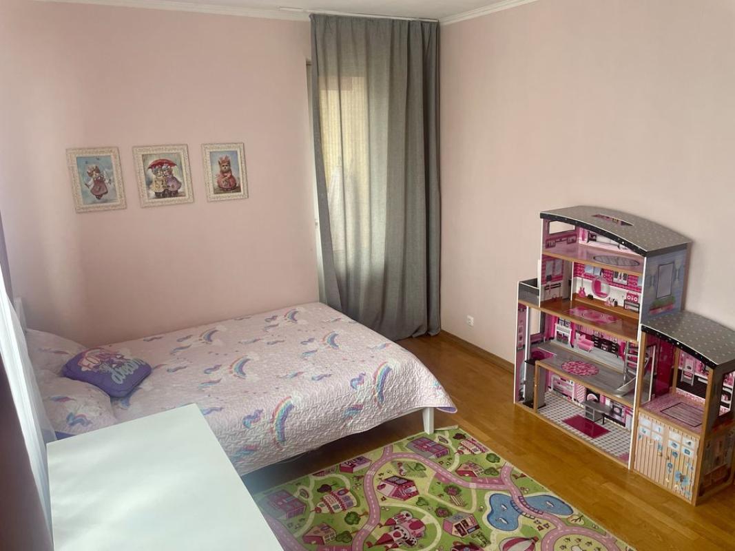 Long term rent 3 bedroom-(s) apartment Valeriia Lobanovskoho Avenue (Chervonozorianyi Avenue) 126г