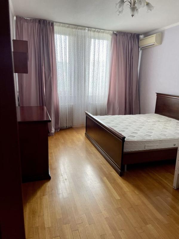 Long term rent 3 bedroom-(s) apartment Valeriia Lobanovskoho Avenue (Chervonozorianyi Avenue) 126г