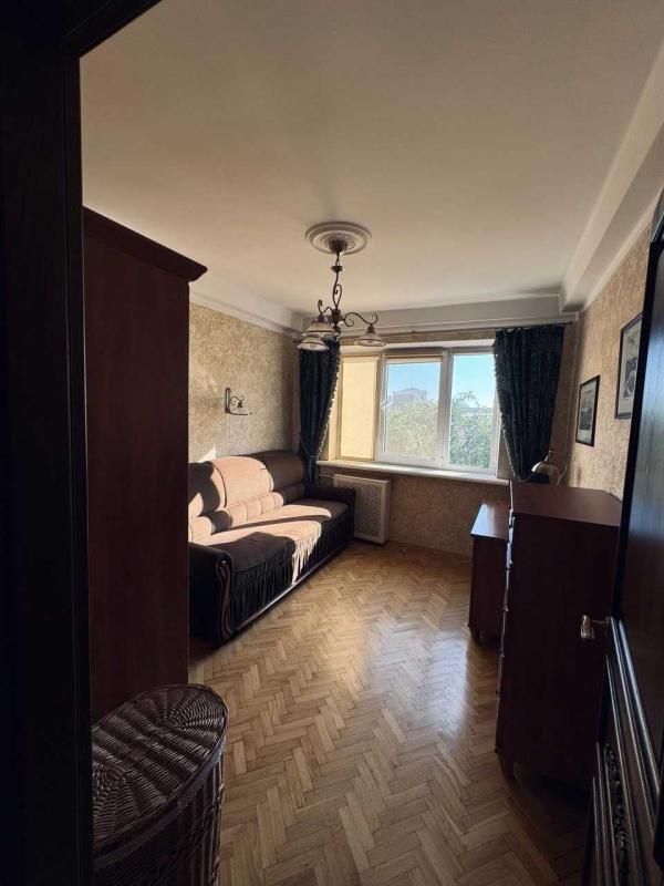 Long term rent 3 bedroom-(s) apartment Olesia Honchara Street 80/3