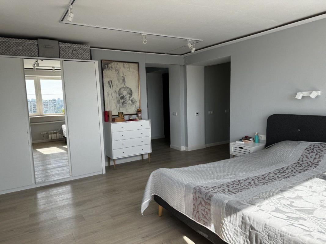 Long term rent 3 bedroom-(s) apartment Dniprovska Embarkment 13
