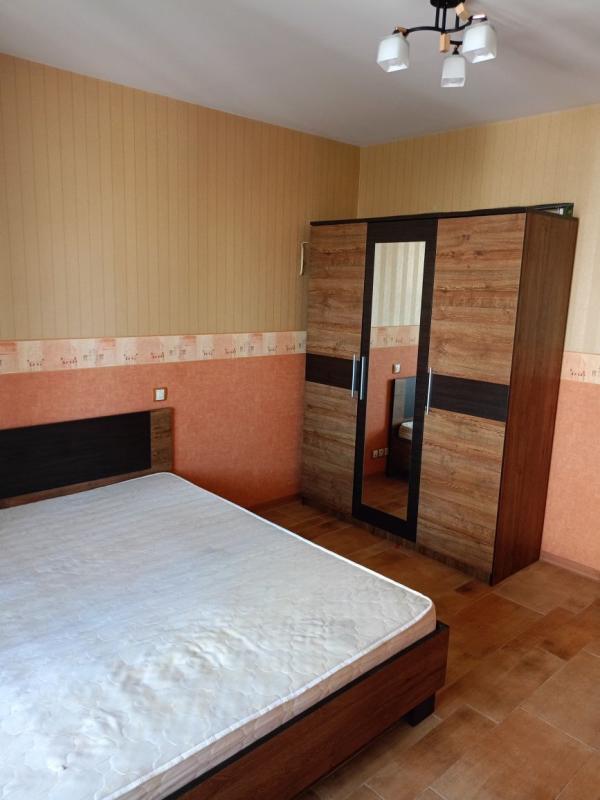 Long term rent 4 bedroom-(s) apartment Vidpochynku Street 12