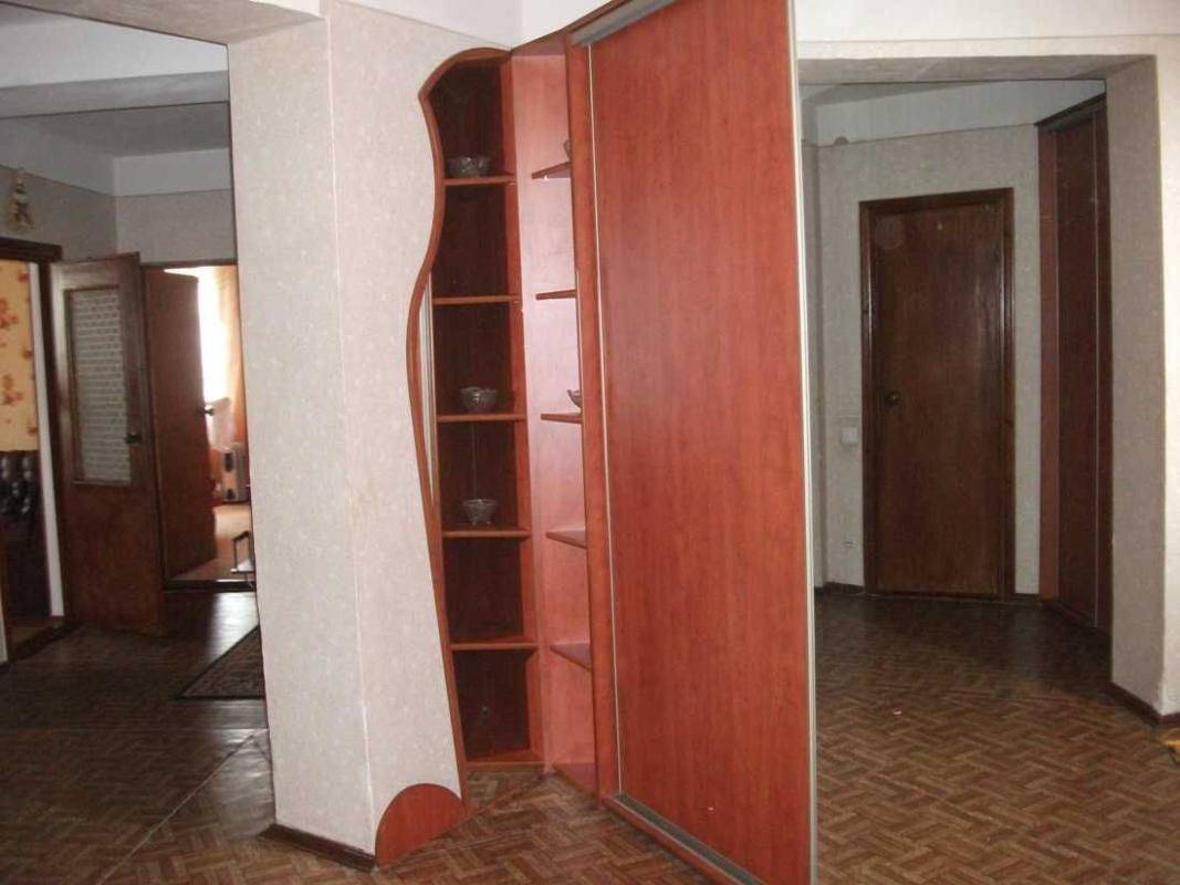 Продажа 4 комнатной квартиры 126 кв. м, Вишняковская ул. 13
