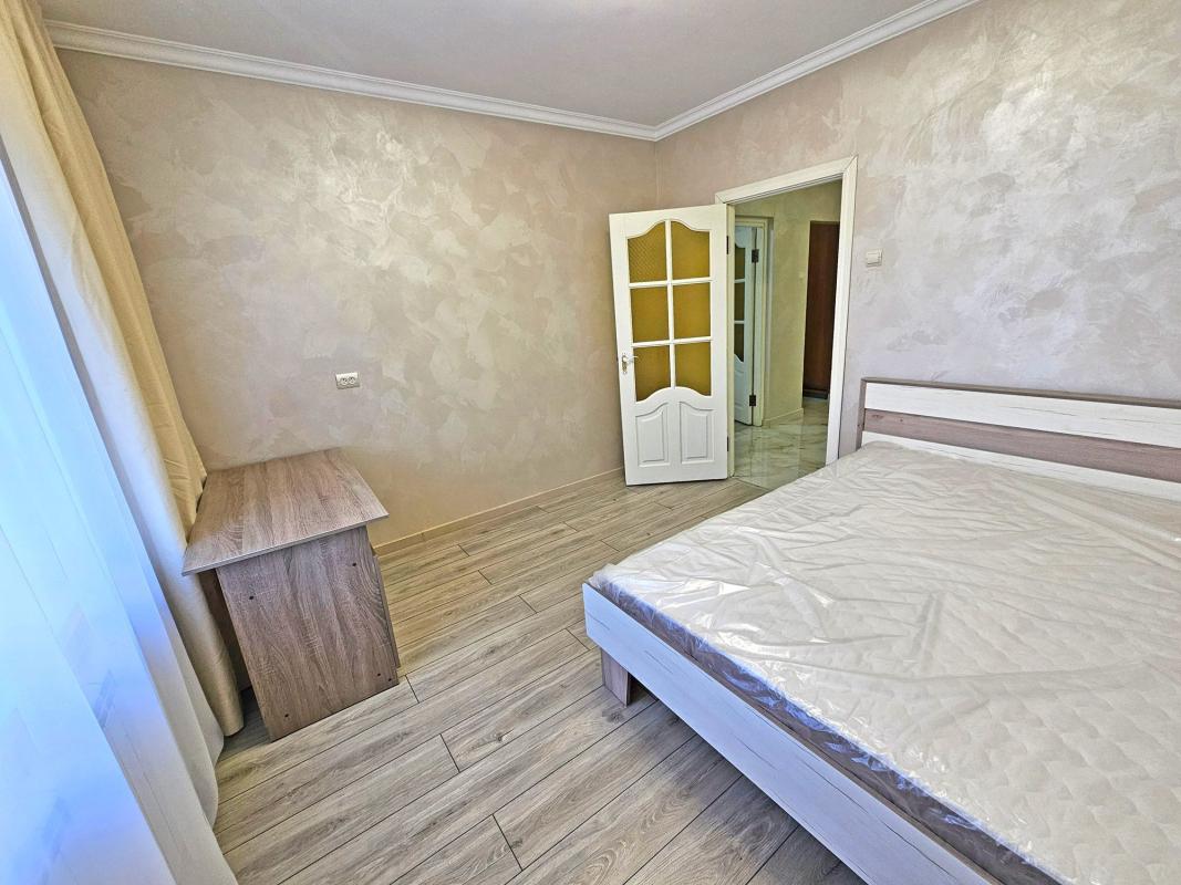 Long term rent 3 bedroom-(s) apartment Sribnokilska Street 14