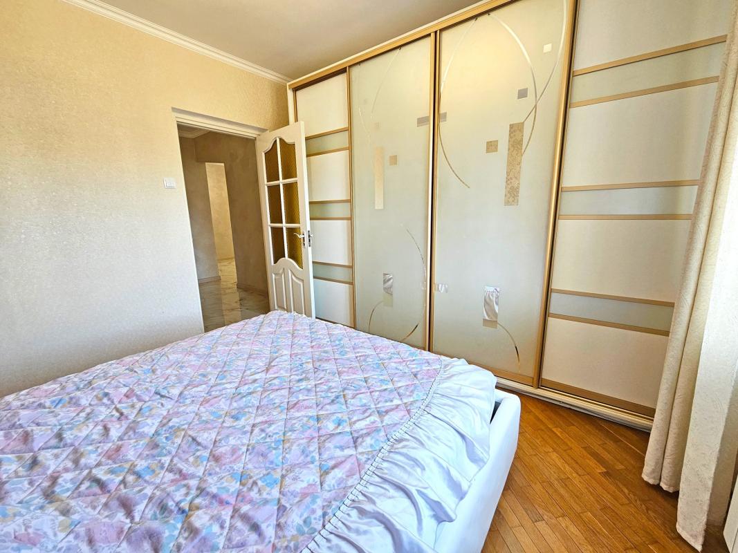 Long term rent 3 bedroom-(s) apartment Sribnokilska Street 14