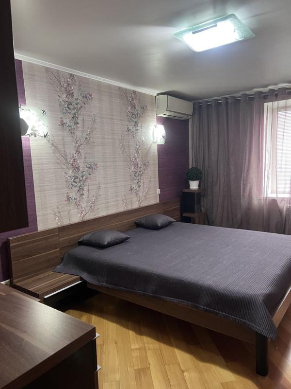 Long term rent 3 bedroom-(s) apartment Valeriia Lobanovskoho Avenue (Chervonozorianyi Avenue) 130