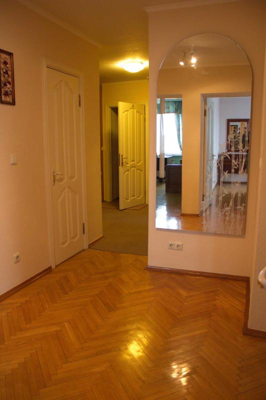 Long term rent 3 bedroom-(s) apartment Zvirinetska Street 61а