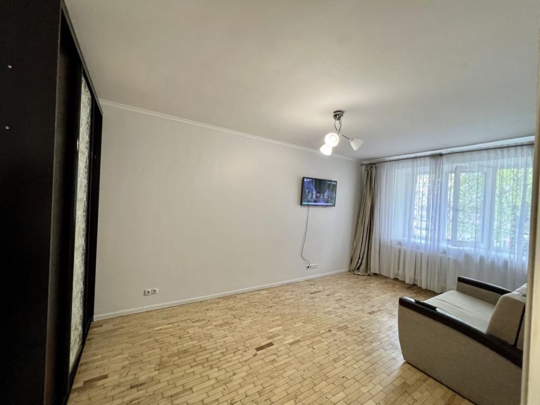 Sale 1 bedroom-(s) apartment 30 sq. m., Novodarnytska Street 27