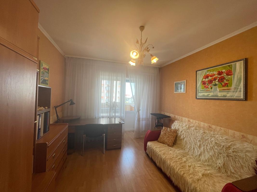 Long term rent 3 bedroom-(s) apartment Chervonotkatska Street 16б