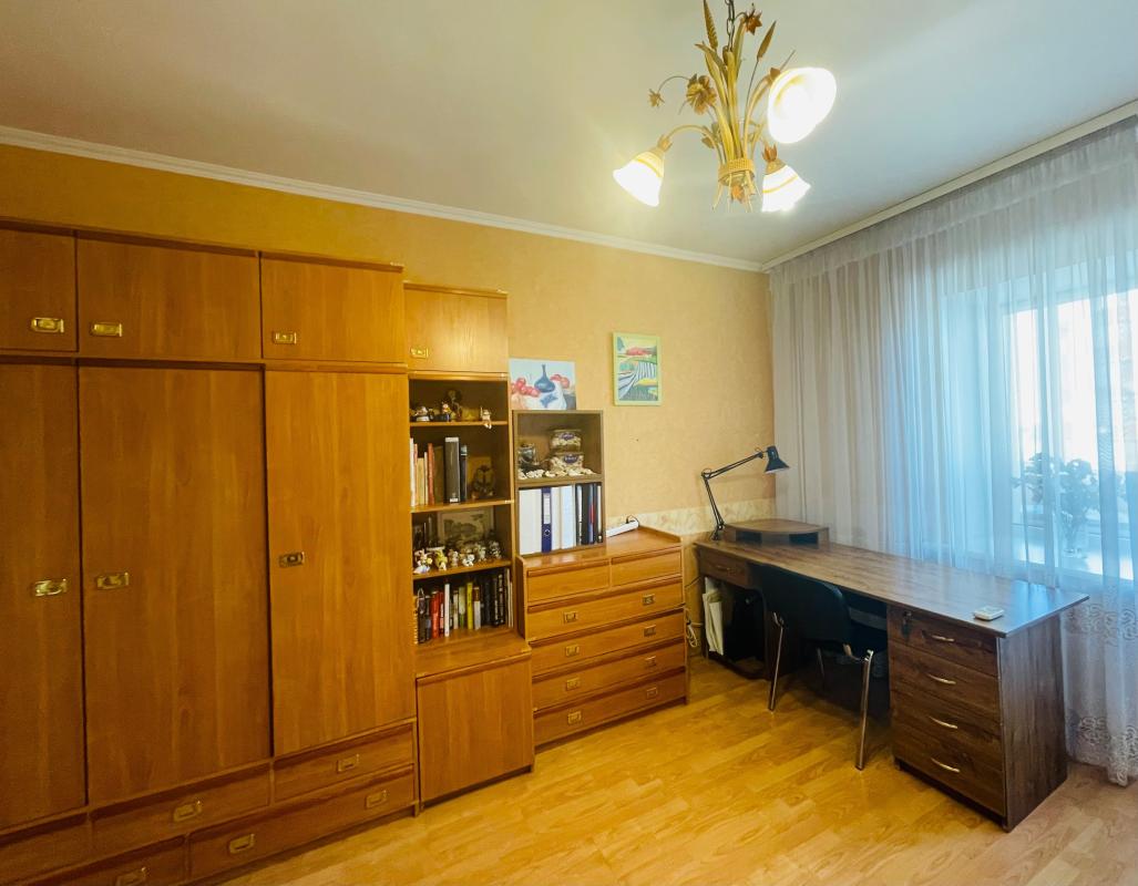 Довгострокова оренда 3 кімнатної квартири Червоноткацька вул. 16б