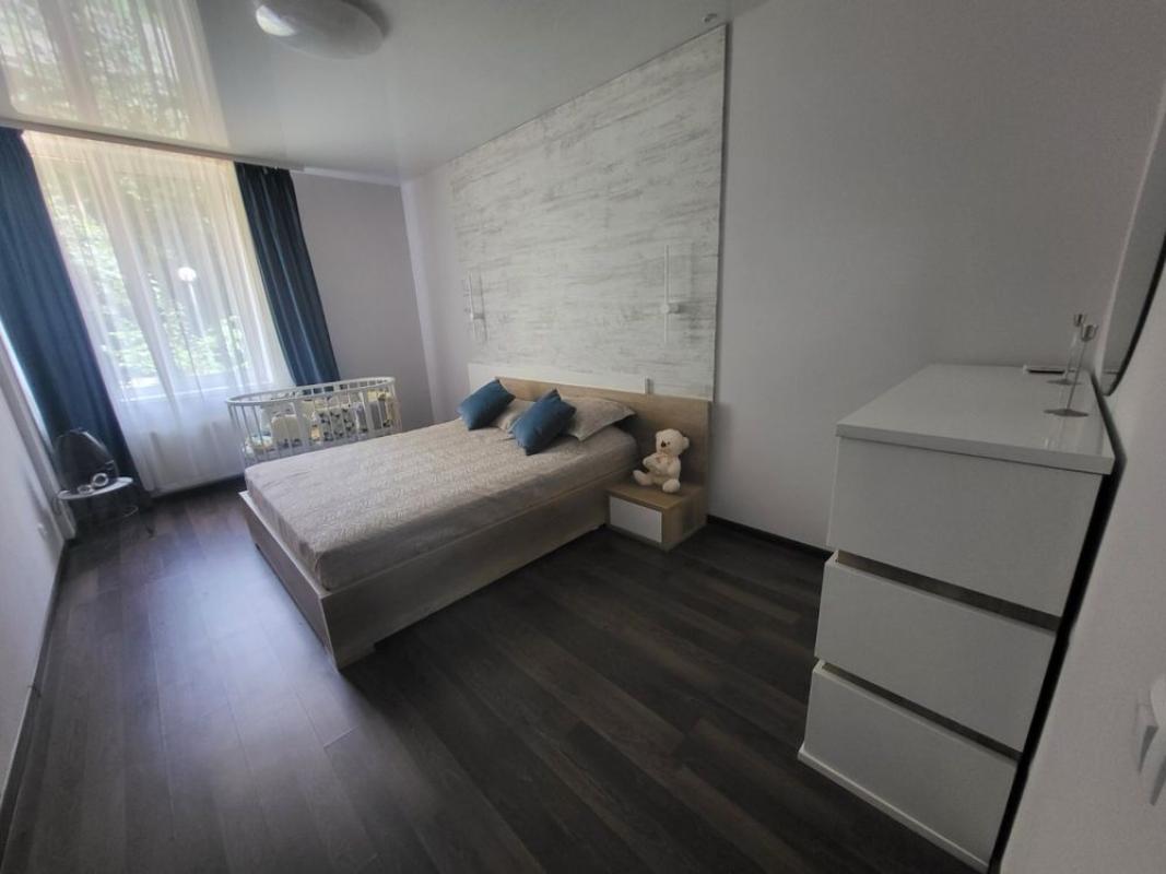 Long term rent 3 bedroom-(s) apartment Reheneratorna Street