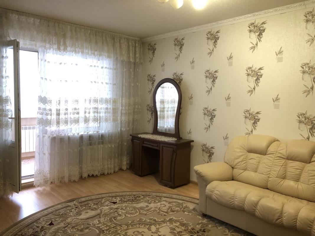 Long term rent 3 bedroom-(s) apartment Oleny Pchilky Street 2б