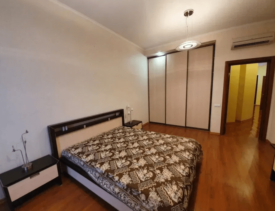 Long term rent 4 bedroom-(s) apartment Svobody Street 36а
