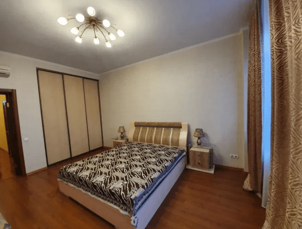 Long term rent 4 bedroom-(s) apartment Svobody Street 36а