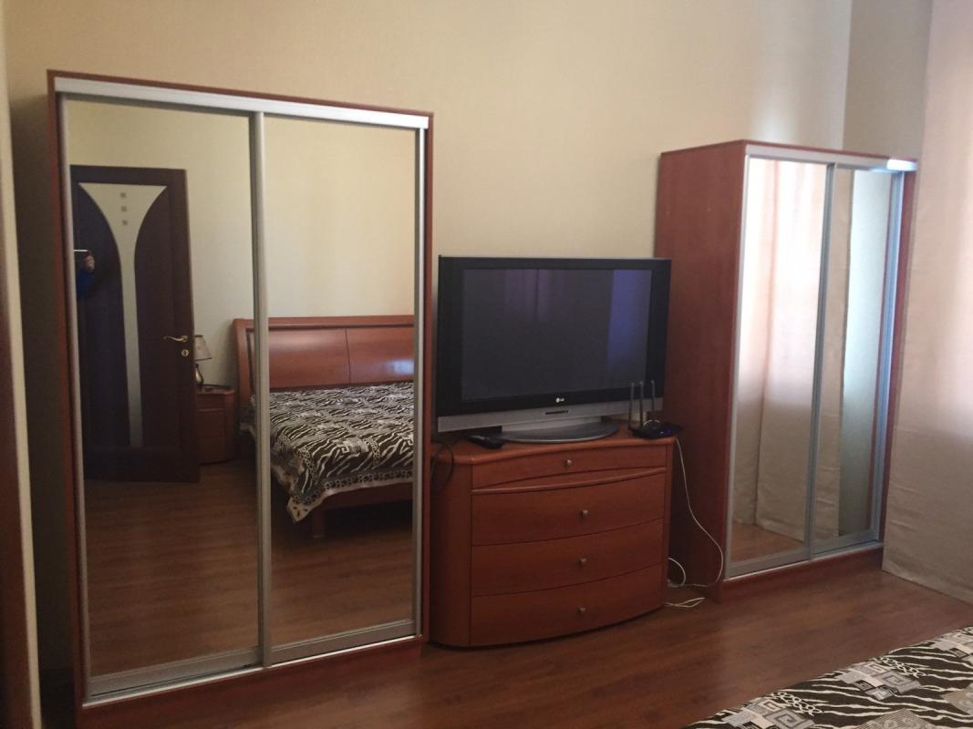 Long term rent 3 bedroom-(s) apartment Svobody Street 36а