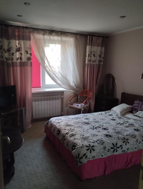 Long term rent 3 bedroom-(s) apartment Yuriia Haharina Avenue 72