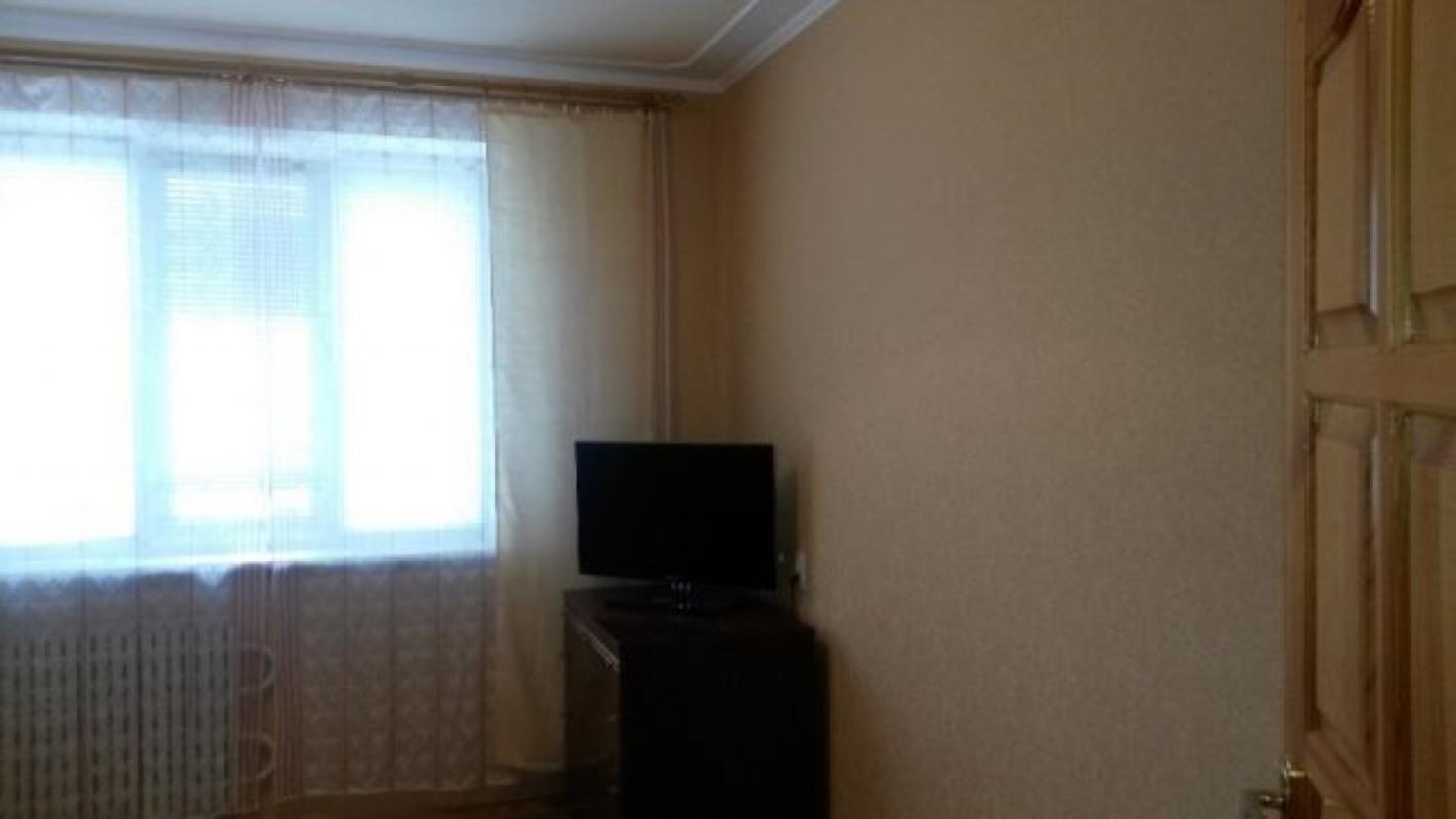 Long term rent 3 bedroom-(s) apartment Hvardiytsiv-Shyronintsiv Street