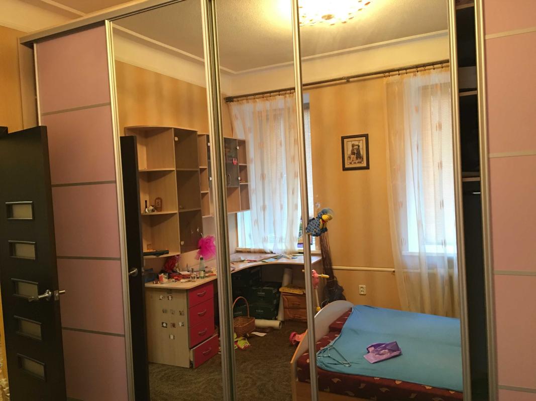 Продаж 2 кімнатної квартири 54 кв. м, Морозова вул. 4