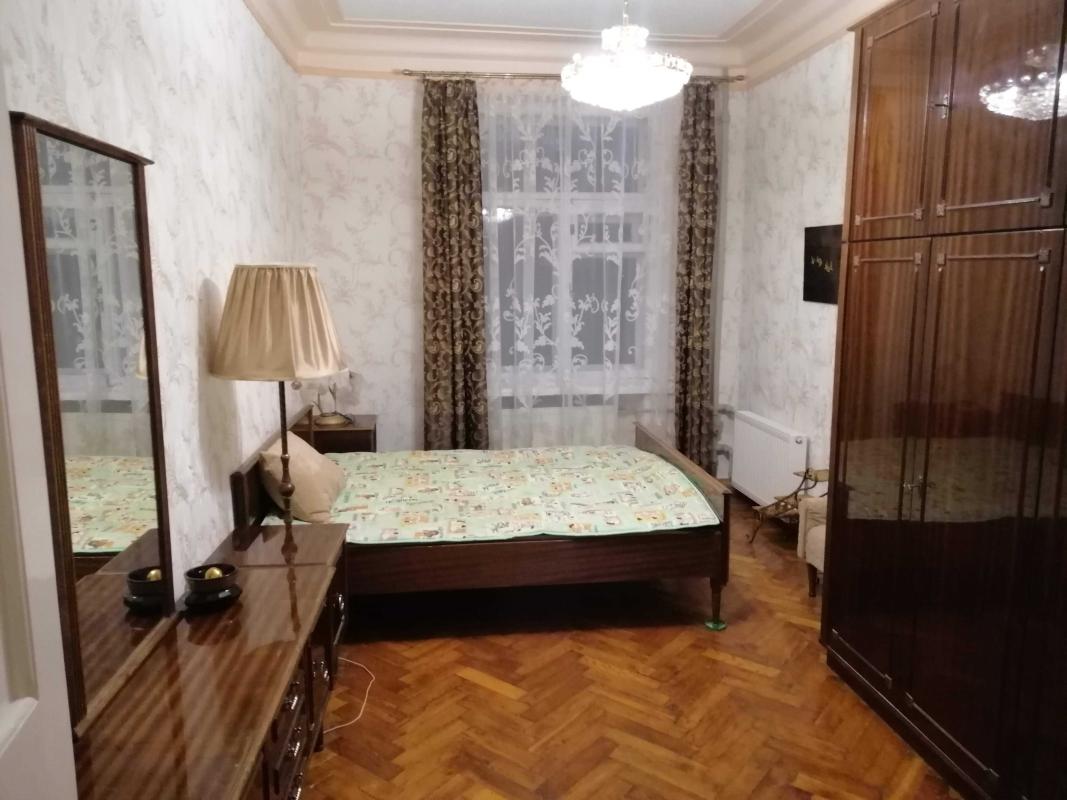 Продаж 3 кімнатної квартири 87 кв. м, Миру вул. 52/2