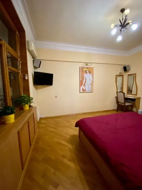 Long term rent 2 bedroom-(s) apartment Konstytutsiyi Square 2/2