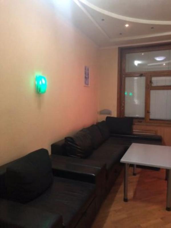 Long term rent 2 bedroom-(s) apartment Konstytutsiyi Square 2/2