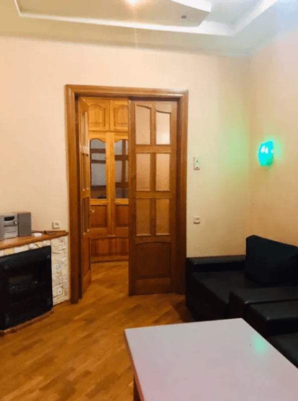 Long term rent 2 bedroom-(s) apartment Konstytutsiyi Square 2/2