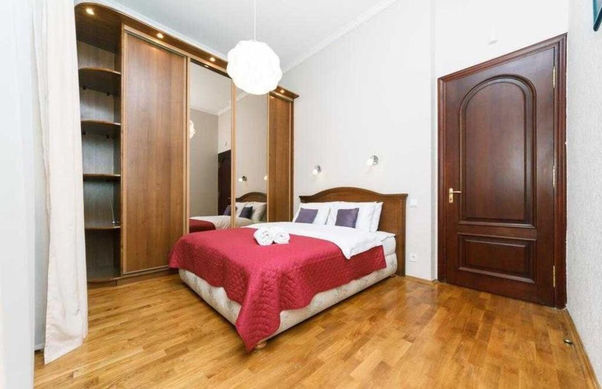 Long term rent 3 bedroom-(s) apartment Antonovycha Street (Horkoho Street)