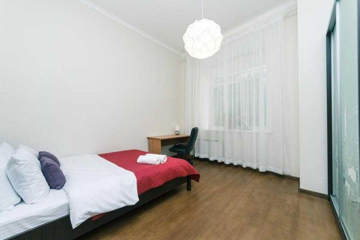 Long term rent 3 bedroom-(s) apartment Antonovycha Street (Horkoho Street)