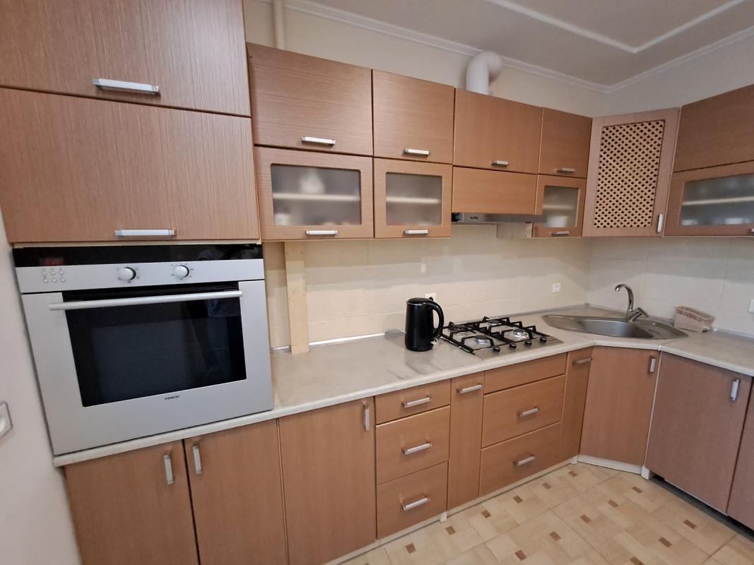 Продаж 2 кімнатної квартири 76 кв. м, Чернівецька вул. (Пензенська) 4