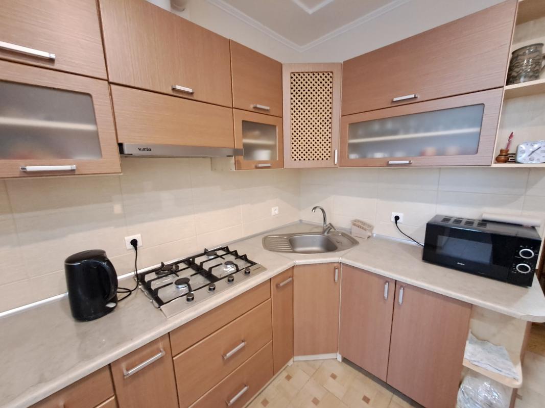 Продаж 2 кімнатної квартири 76 кв. м, Чернівецька вул. (Пензенська) 4