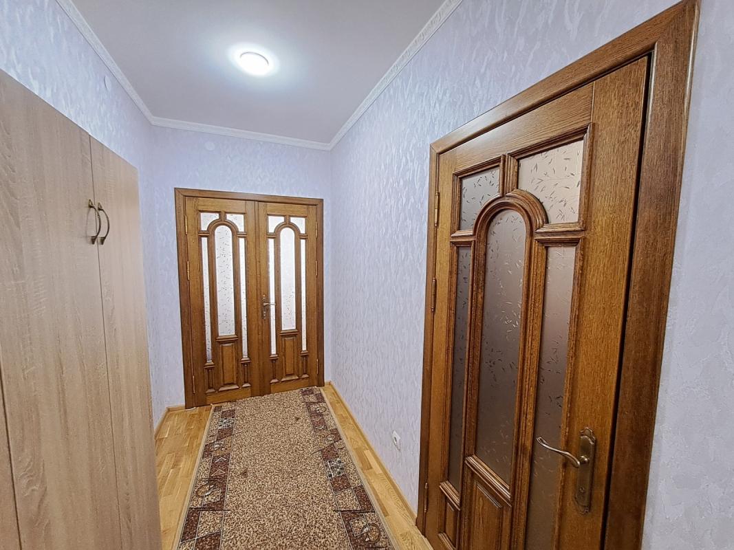 Продаж 2 кімнатної квартири 76 кв. м, Чернівецька вул. (Пензенська) 4