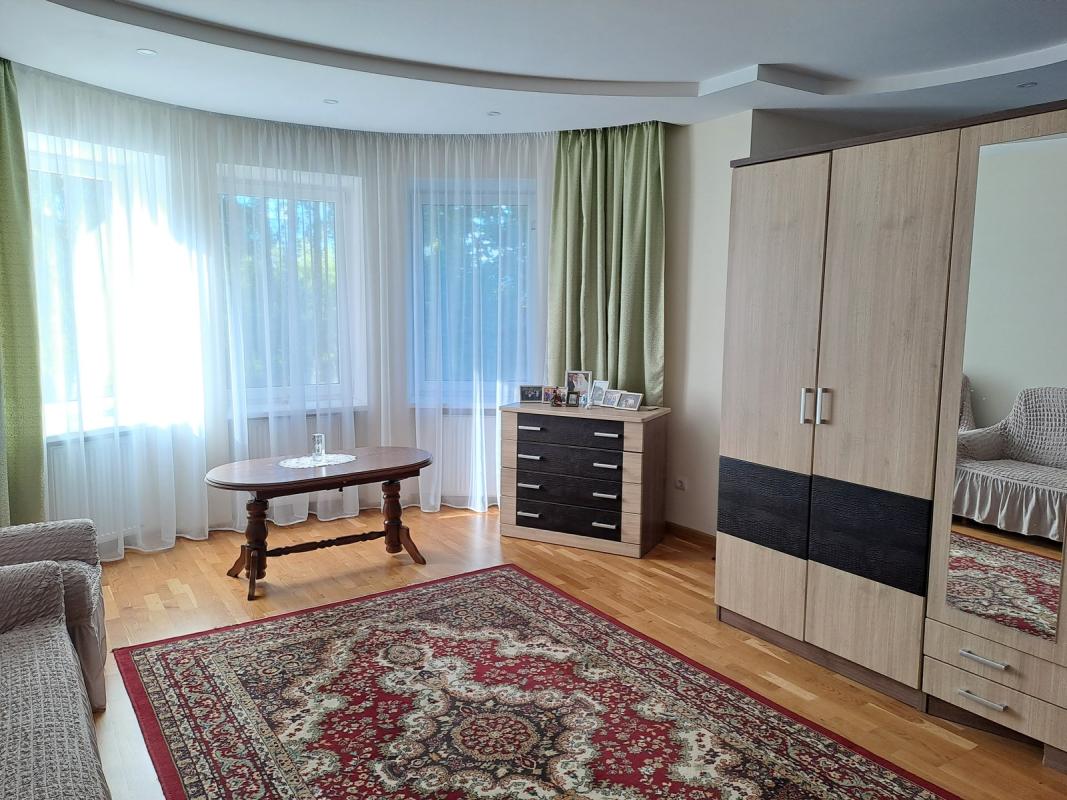 Продаж 2 кімнатної квартири 76 кв. м, Чернівецька вул. (Пензенська) 4